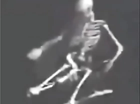 Esqueleto com pênis é o minino de papai é