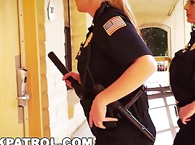 ĐEN PATROL - Không hấp dẫn Cảnh sát Với Lớn Tits Cưỡi Lớn Đen Tải của shit Bật Một chướng ngại vật Công việc